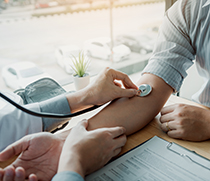 Untersuchung eines Patienten mit dem Stethoskop
